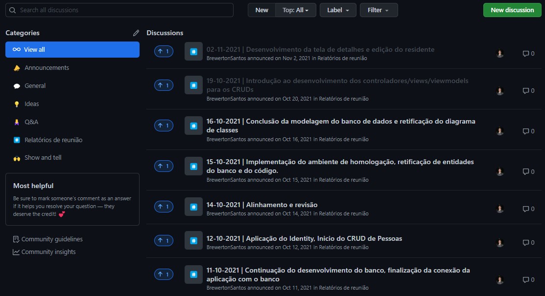 Página do Discussions com categorias na lateral esquerda e tópicos de relatórios de reunião ao centro