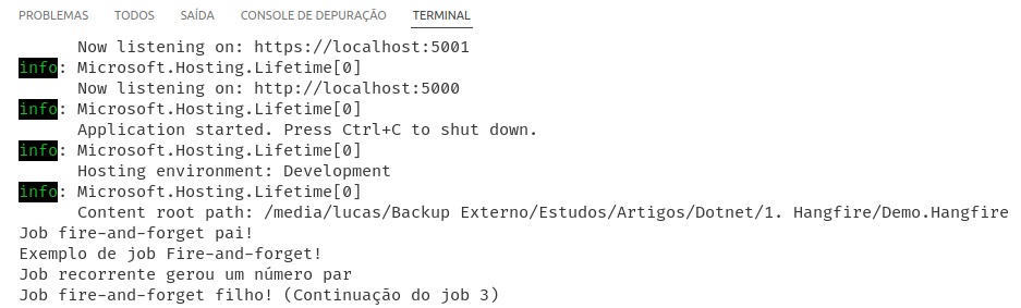 Terminal exibindo os logs de inicialização do Hangfire e as mensagens dos jobs executados pela aplicação
