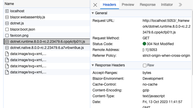 Aba de rede do DevTools com o download do arquivo dotnet.runtime ao iniciar uma aplicação Blazor WASM